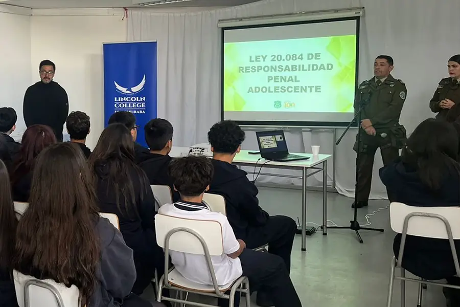 Carabineros de Chile realiza charla sobre Responsabilidad Penal Juvenil a estudiantes de I° Medio