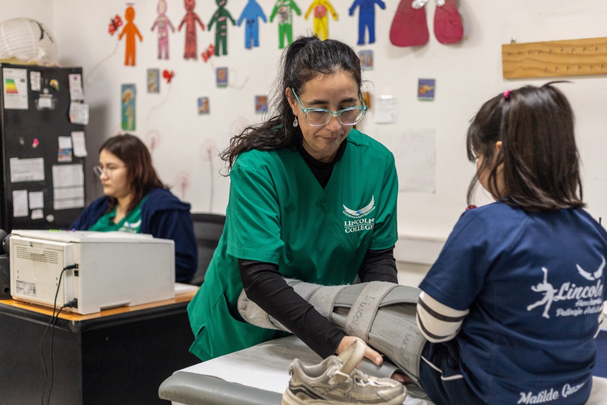 Seguridad y Cariño: El Compromiso de la Enfermería de Lincoln College Huechuraba